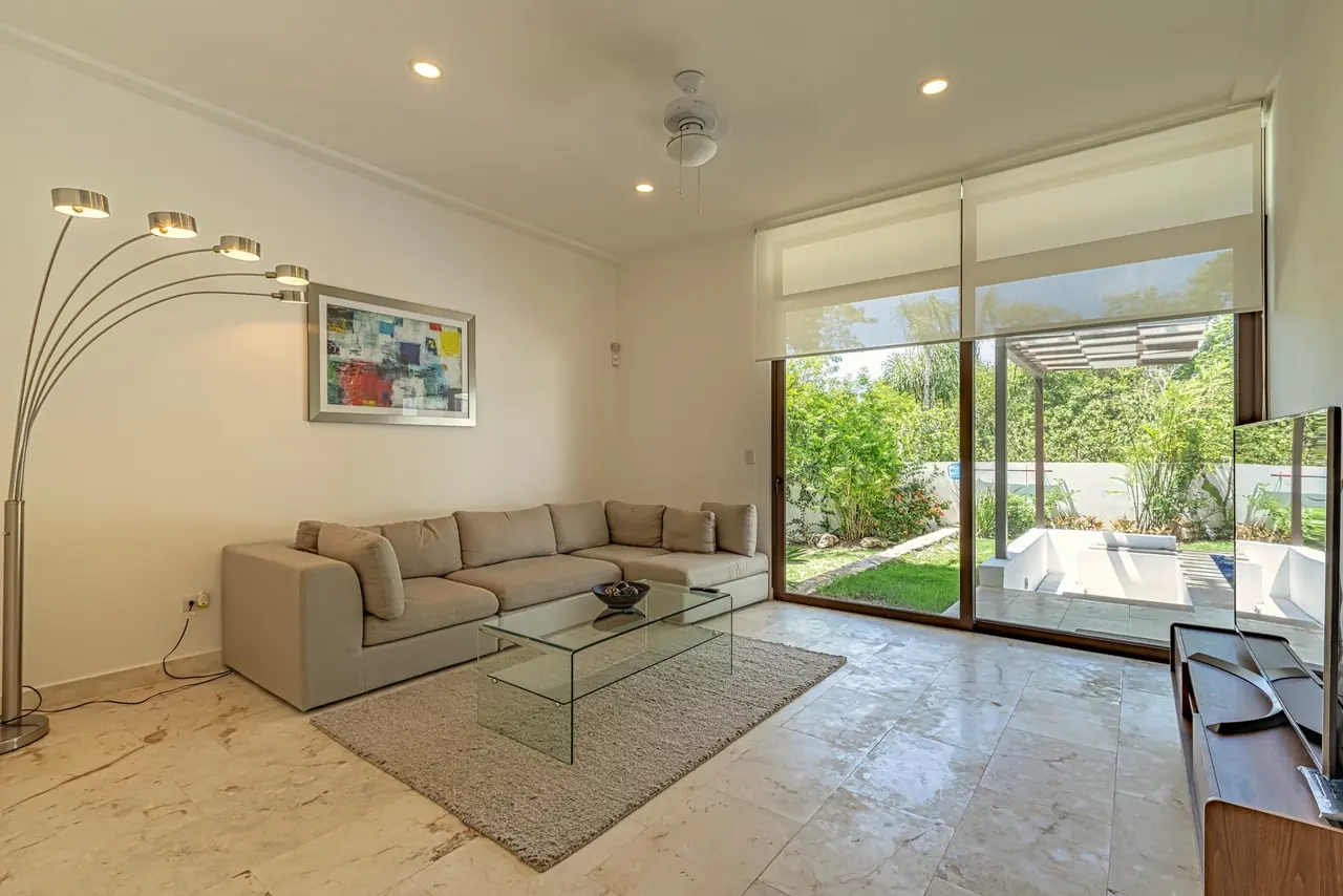 Sala con vista a la alberca